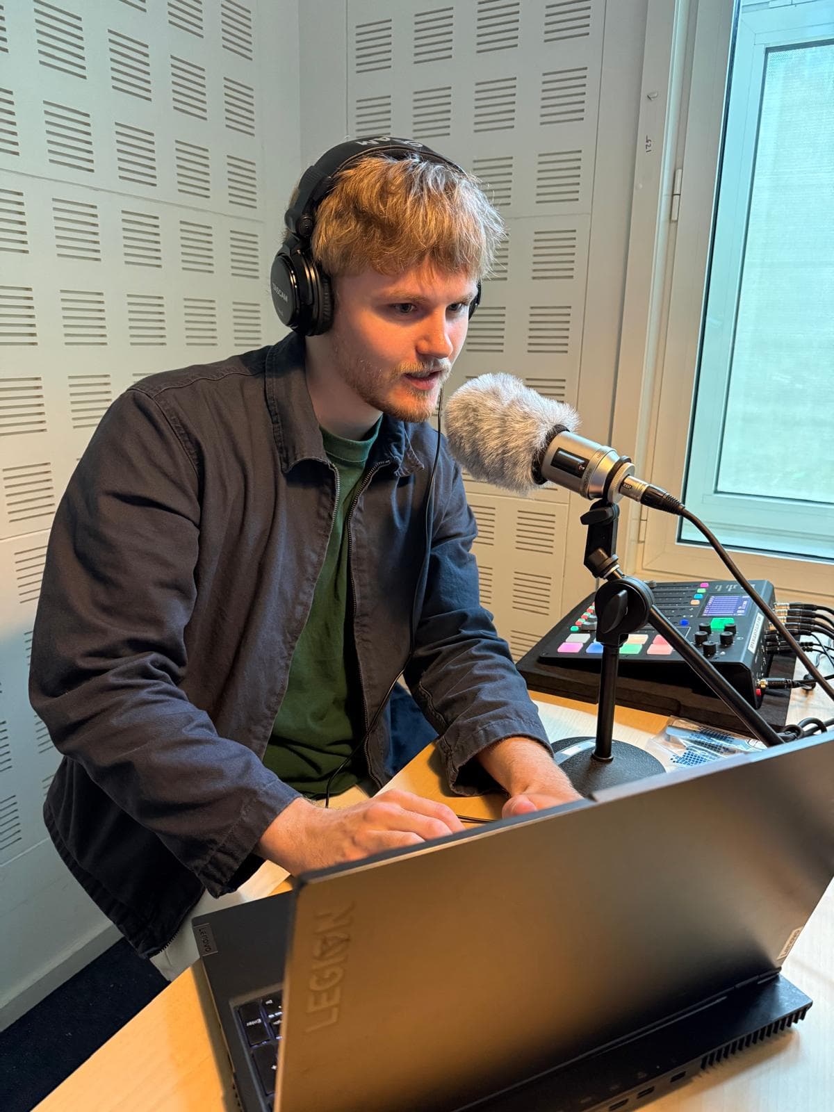 What a recording session looks like, with Gustav at the microphone. Sessions are held at Roskilde University or at DTU in Lyngby, and Gustav meets you at whichever you choose.
